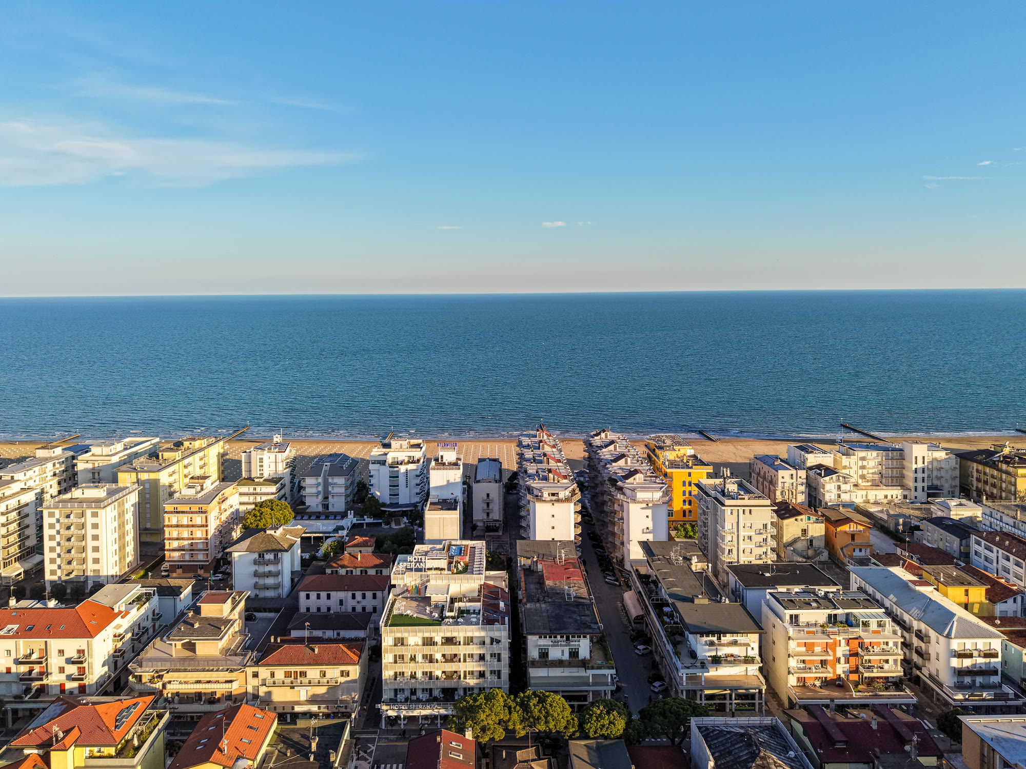 L'Adriatico all'ora d'oro — lo skyline di Jesolo che nasce dal mare, UP TOWN The Sky-Villa